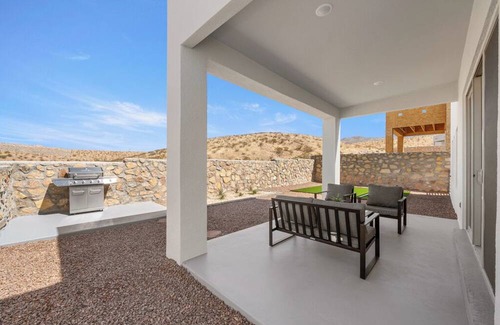 El Paso House | El Paso West Side Hikers Haven! Huge Hot Tub/Pool!