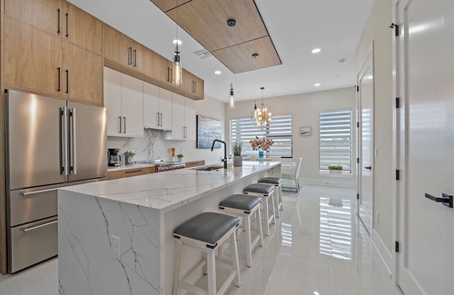 Downtown House | Luxe, Walk to Downtown, Rooftop, Mins to Beach