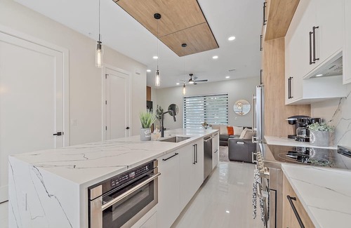 Downtown House | Luxe, Walk to Downtown, Rooftop, Mins to Beach