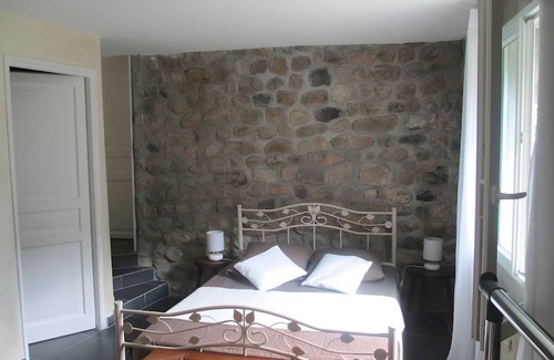 Saint-Julien-Labrousse Bed & Breakfast | Guest Room 'Room 3 – Coquelicot' with Shared Pool, Communal Terrace and Wi-Fi