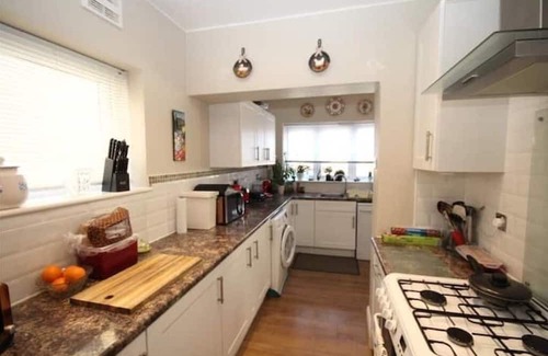 Welling House | Spacious 4-Bed House in Welling - Free parking