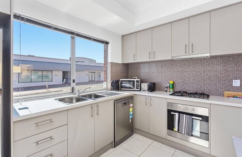 Armadale House | Newly refurbished 3BD, @ Bath townhouse with courtyard close to train station & walking distance to shopping centre. Everything you'll need for a perfect stay. Sleeps 6 family perfect. Location, location among scenic parks and hills.