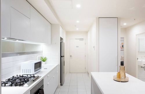 Melbourne Central Business District Apartment | MSA Vision: 3-Bed 2-Bath apartment with Balcony, City Views, Gym, Pool & Parking