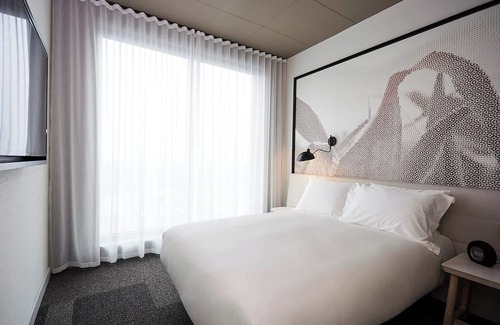 Brossard Hotel | 4 Sleek, Pet-Friendly Rooms w/Free Parking - Ideal for Visiting Montreal