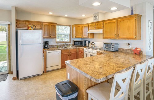 Harbor Beach House | Lake & Lighthouse Views: Inviting Port Hope Home!