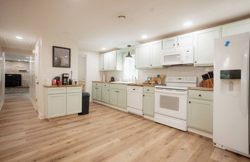 Spring Creek Cottage | Charming 3-bedroom cottage on the creek with AC