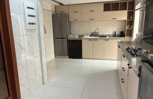 Abidjan House | DETACHED HOUSE WITH GARDEN IN QUIET, SAFE STREET CLOSE TO SHOPS