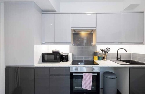 Castlefield Hotel | Private Ensuite Room | Kitchen Access & Fast WiFi