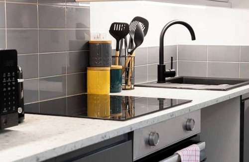 Castlefield Hotel | Private Ensuite Room | Kitchen Access & Fast WiFi