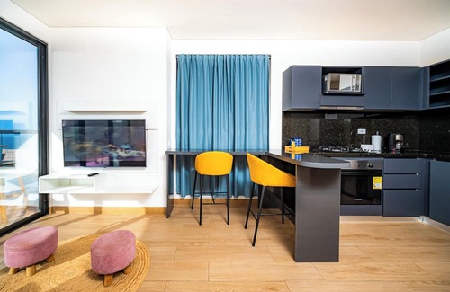 El Cabrero Apartment | King Bed - Smart Tvs - WIFI - Gym - FREE Parking - Cold AC - Nice View - Pool