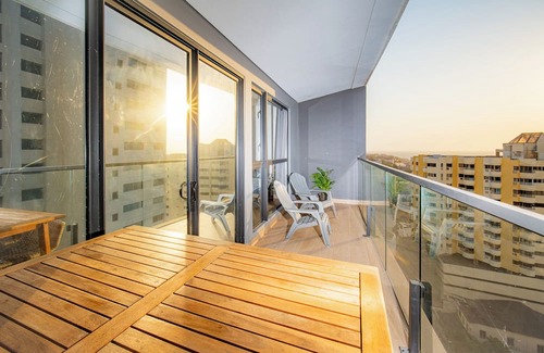 El Cabrero Apartment | King Bed - Smart Tvs - WIFI - Gym - FREE Parking - Cold AC - Nice View - Pool