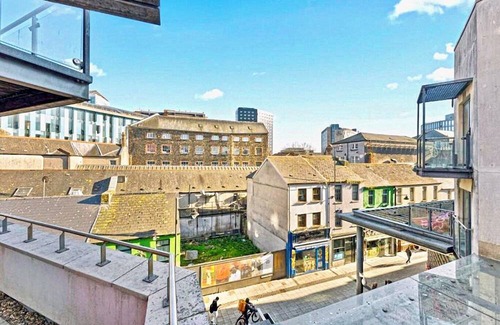 Castle Quarter Apartment | Stunning 2-Bed in Cardiff with Balcony