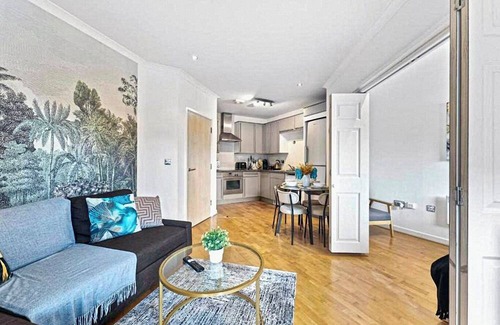 Castle Quarter Apartment | Stunning 2-Bed in Cardiff with Balcony