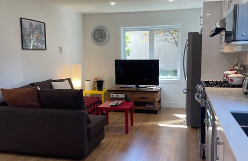 Oakridge House | ChicVilla New 3 bedrooms 2 baths private yard 8 min walk to Langara Canadaline