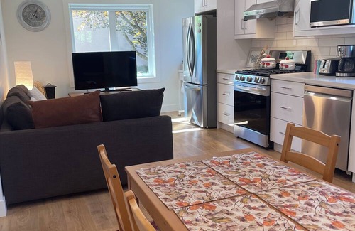 Oakridge House | ChicVilla New 3 bedrooms 2 baths private yard 8 min walk to Langara Canadaline