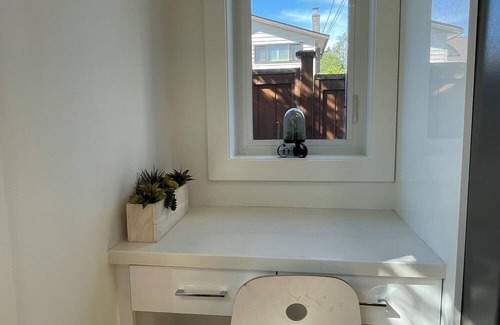 Oakridge House | ChicVilla New 3 bedrooms 2 baths private yard 8 min walk to Langara Canadaline