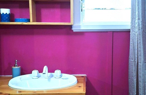American River House | Healing Colour Shack promotes tranquillity, a 2-minute walk from the shoreline.