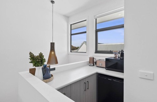 Barwon Heads House | Bridge Road Beach House, Barwon Heads, Sleeps 12. Disability accessible