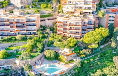 Roquebrune-Cap-Martin Apartment | Cozy studio for 4 with Wi-Fi and pets allowed