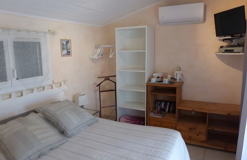 Saint-Drezery Bed & Breakfast | Bed and Breakfast 'Chez Gaston' with Private Pool, Wi-Fi and Air Conditioning