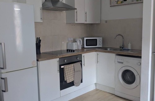 Swindon Apartment | Saffron&Space *Parking *Sleeps 5