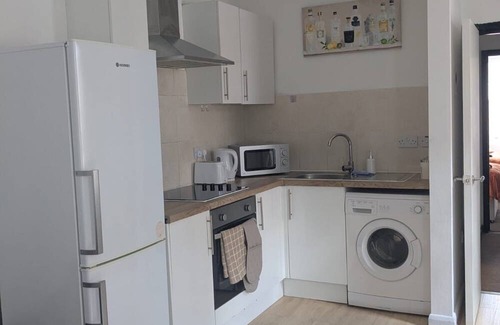 Swindon Apartment | Saffron&Space *Parking *Sleeps 5