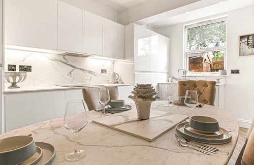 Runnymede House | Wisteria Way in Virginia Water
