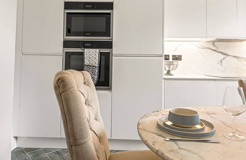 Runnymede House | Wisteria Way in Virginia Water