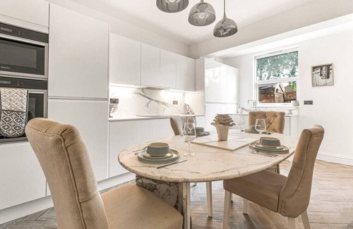 Runnymede House | Wisteria Way in Virginia Water