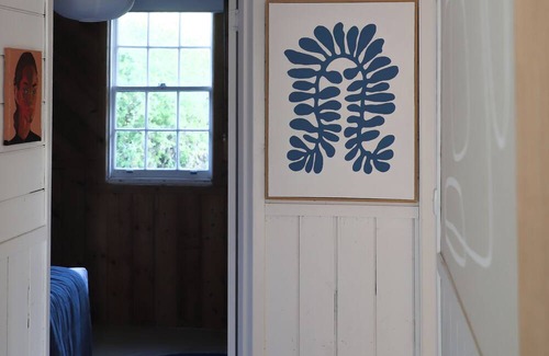 Falmouth House | White Shell Cottage | Wood fire & beachfront