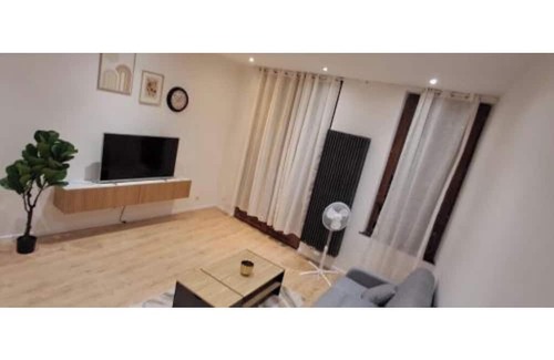 Saint-Laurent Apartment | Apartment in quiet street