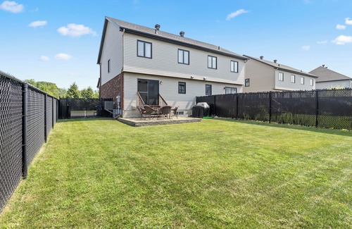 Plateau House | Peaceful and Spacious townhome with King Bed - 15 min from downtown Ottawa