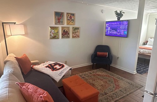Auburn Apartment | War Eagle Retreat-Steps from Jordan-Hare and Downtown Auburn!