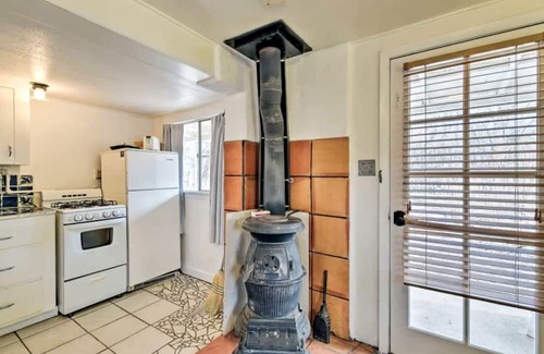 San Cristobal House | Petite Log Cabin on Organic Farm in New Mexico