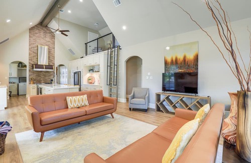 Ovilla House | Walk to Shops & Winery! Stylish Dtwn Ovilla Home