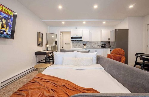 Latin Quarter House | Vibrant Cityscape Stay –Stylish 1BR in Central MTL