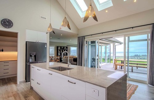 Lynmore House | Jojo's Lookout - Stunning Lake Views with Spa