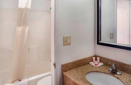 Dodge City Hotel | Modern 1-Bed Unit | Near Boot Hill Museum & Casino | Dodge City