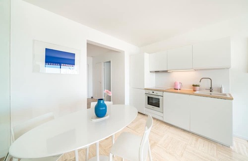Villeneuve Loubet Beach Apartment | Holiday Home 'T3 Luxury Marina Baie Des Anges' with Sea View, Wi-Fi and Air Conditioning