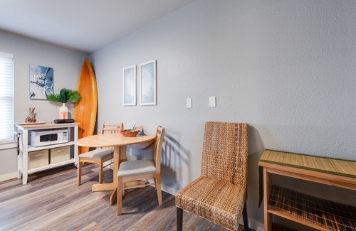 Port Aransas Condo | Cozy Studio Large Pool w/a Private Courtyard and a 5 Min Walk to the Beach
