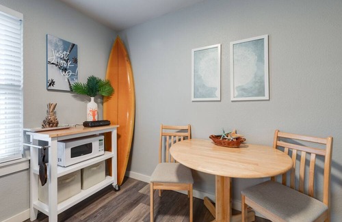 Port Aransas Condo | Cozy Studio Large Pool w/a Private Courtyard and a 5 Min Walk to the Beach
