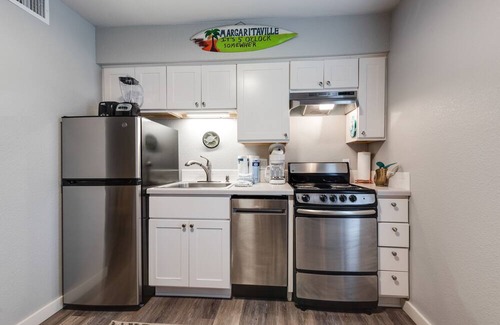 Port Aransas Condo | Cozy Studio Large Pool w/a Private Courtyard and a 5 Min Walk to the Beach