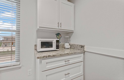 Port Aransas Condo | Cozy Studio Large Pool w/a Private Courtyard and a 5 Min Walk to the Beach