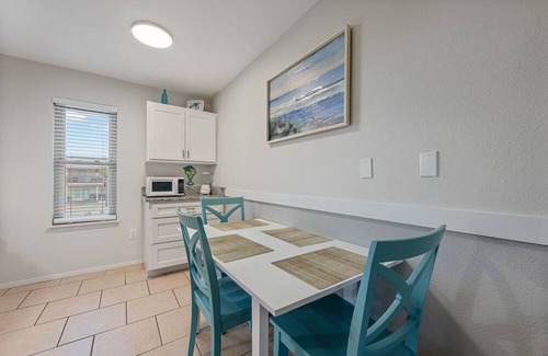 Port Aransas Condo | Cozy Studio Large Pool w/a Private Courtyard and a 5 Min Walk to the Beach