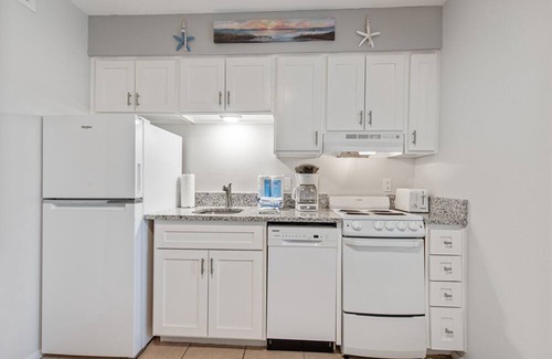 Port Aransas Condo | Cozy Studio Large Pool w/a Private Courtyard and a 5 Min Walk to the Beach