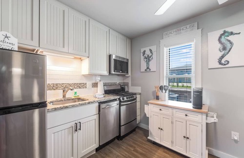 Port Aransas Condo | Cozy Studio Large Pool w/a Private Courtyard and a 5 Min Walk to the Beach
