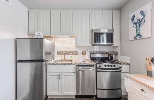 Port Aransas Condo | Cozy Studio Large Pool w/a Private Courtyard and a 5 Min Walk to the Beach