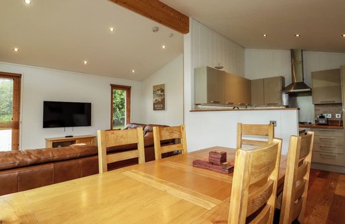 Looe Cottage | 1 HEDGEROWS, country holiday cottage, with hot tub in Lanreath