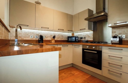 Looe Cottage | 1 HEDGEROWS, country holiday cottage, with hot tub in Lanreath