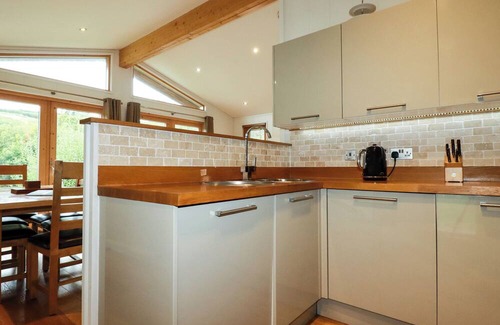 Looe Cottage | 1 HEDGEROWS, country holiday cottage, with hot tub in Lanreath